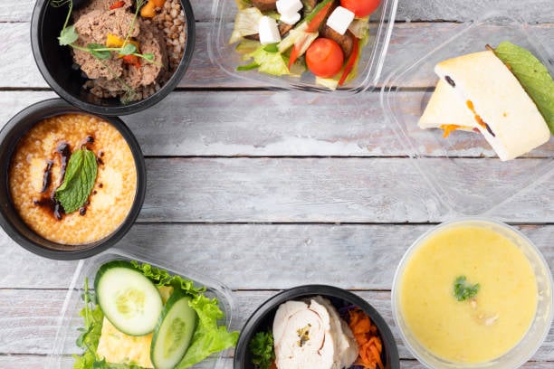 almuerzo-saludable-en-el-lugar-de-trabajo-comida-lista-para-comer-en-cajas-de-alimentos