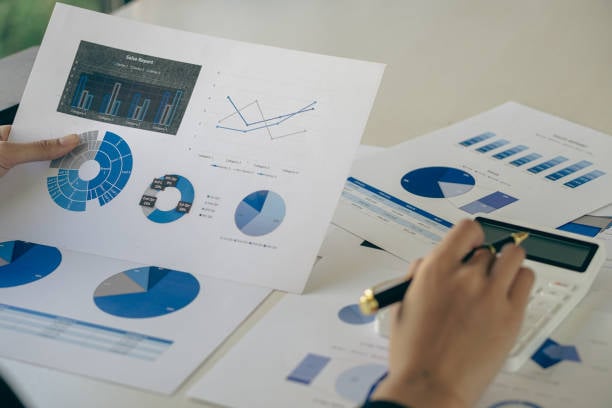 la-mano-del-contador-sostiene-un-gráfico-de-datos-para-informar-mientras-mantiene-el-bolígrafo