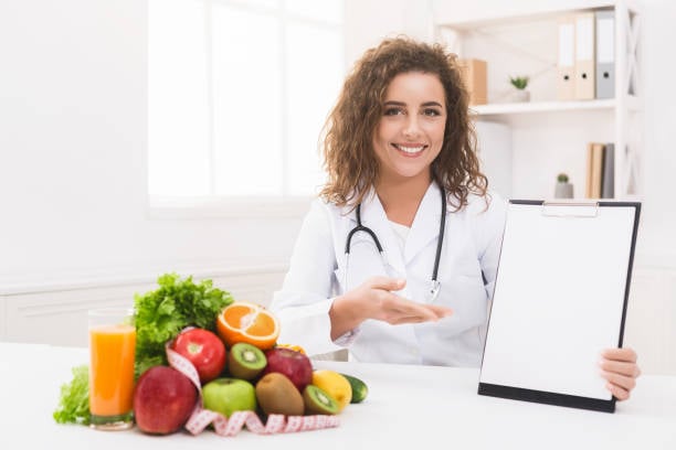 nutricionista-de-la-mujer-en-el-portapapeles-en-blanco-en-la-oficina